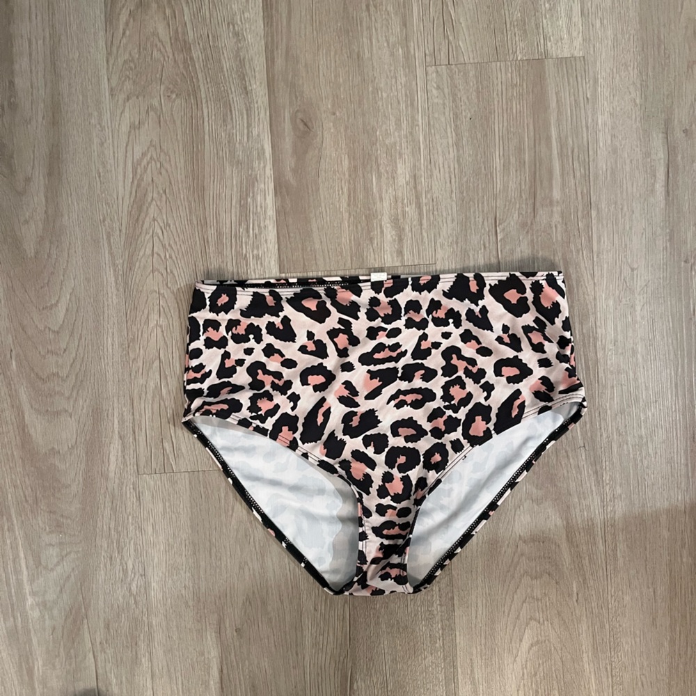 ☀️Leopard Print High Waisted Swim Bottoms, Never Worn, Size Large Women’s